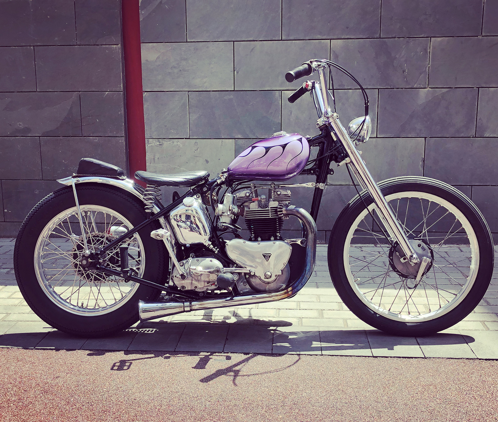 Personalización de moto clásica Triumph con recambios Custom originales de los 50’s