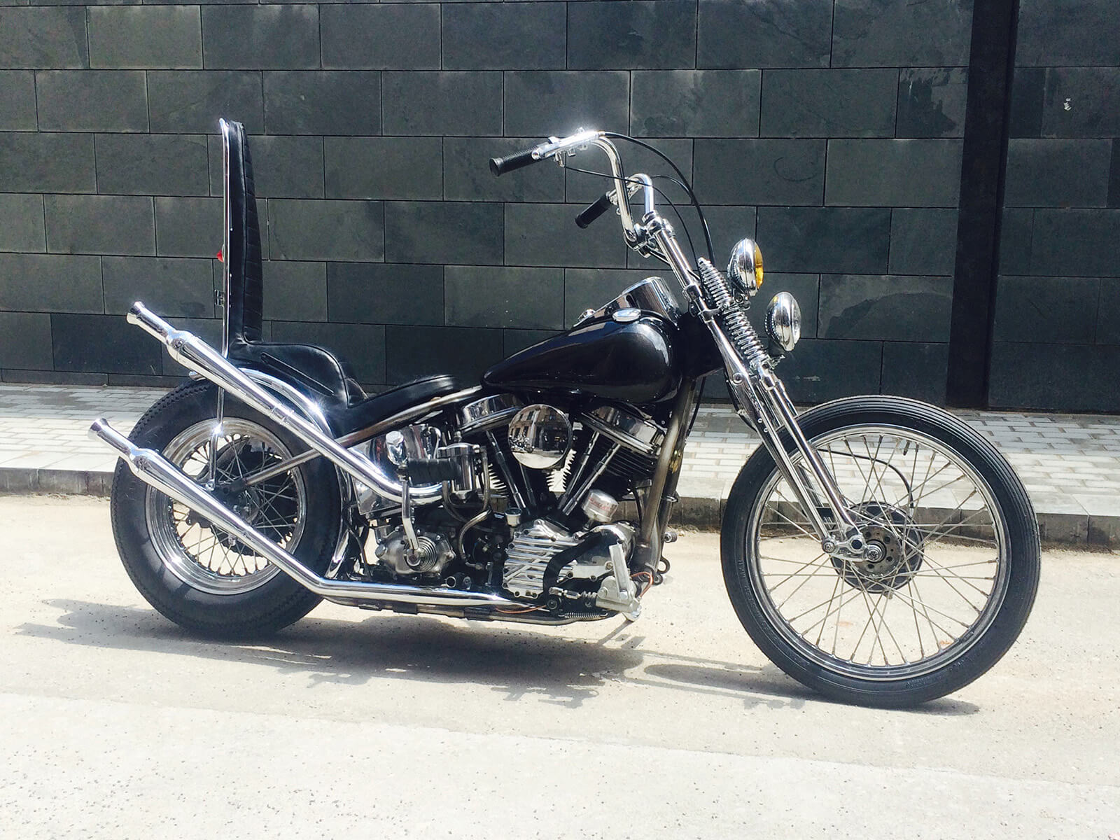 Modificación de motocicleta clásica con recambios de época
