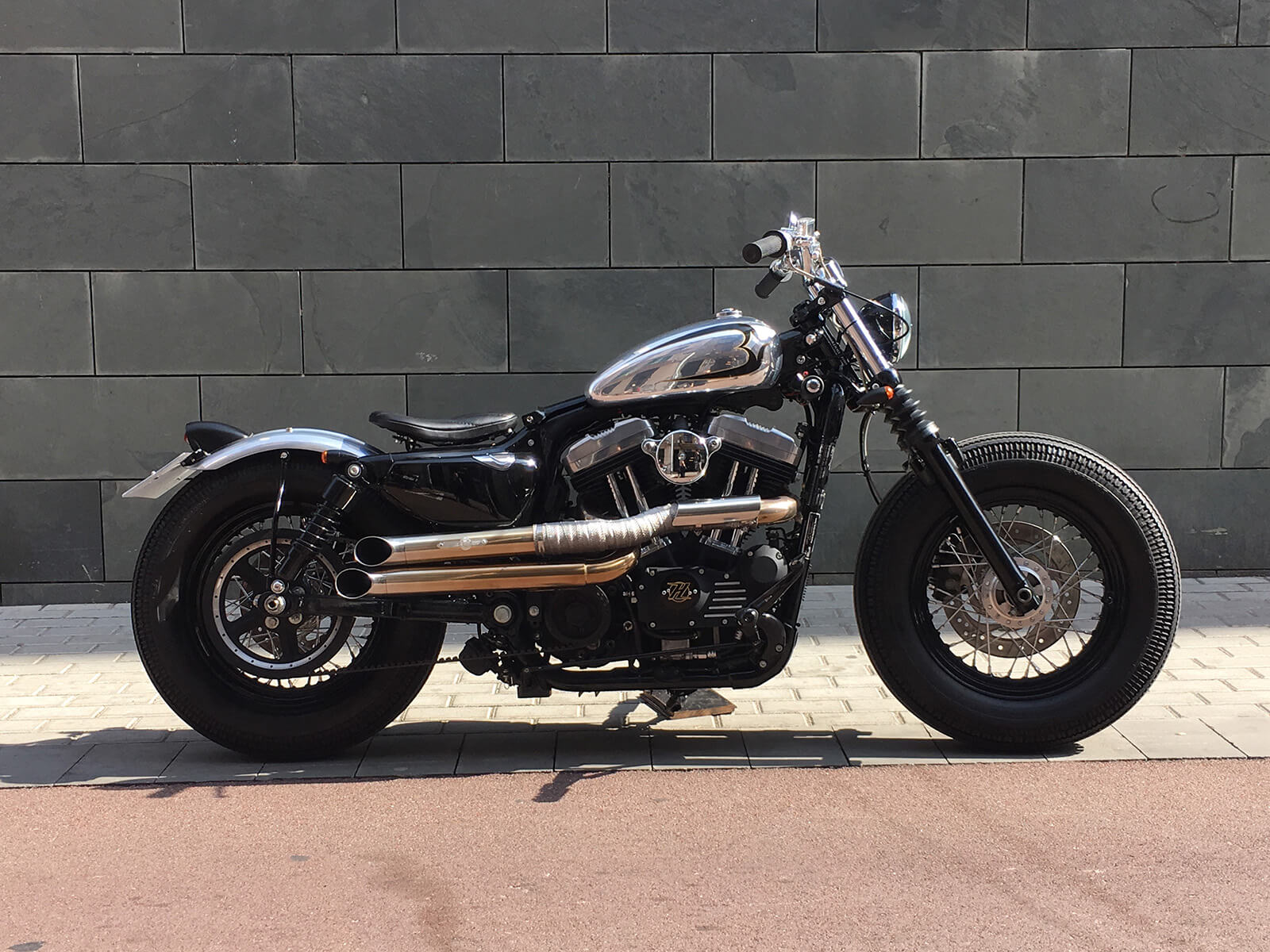 Motocicleta customizada con componentes vintage en Barcelona