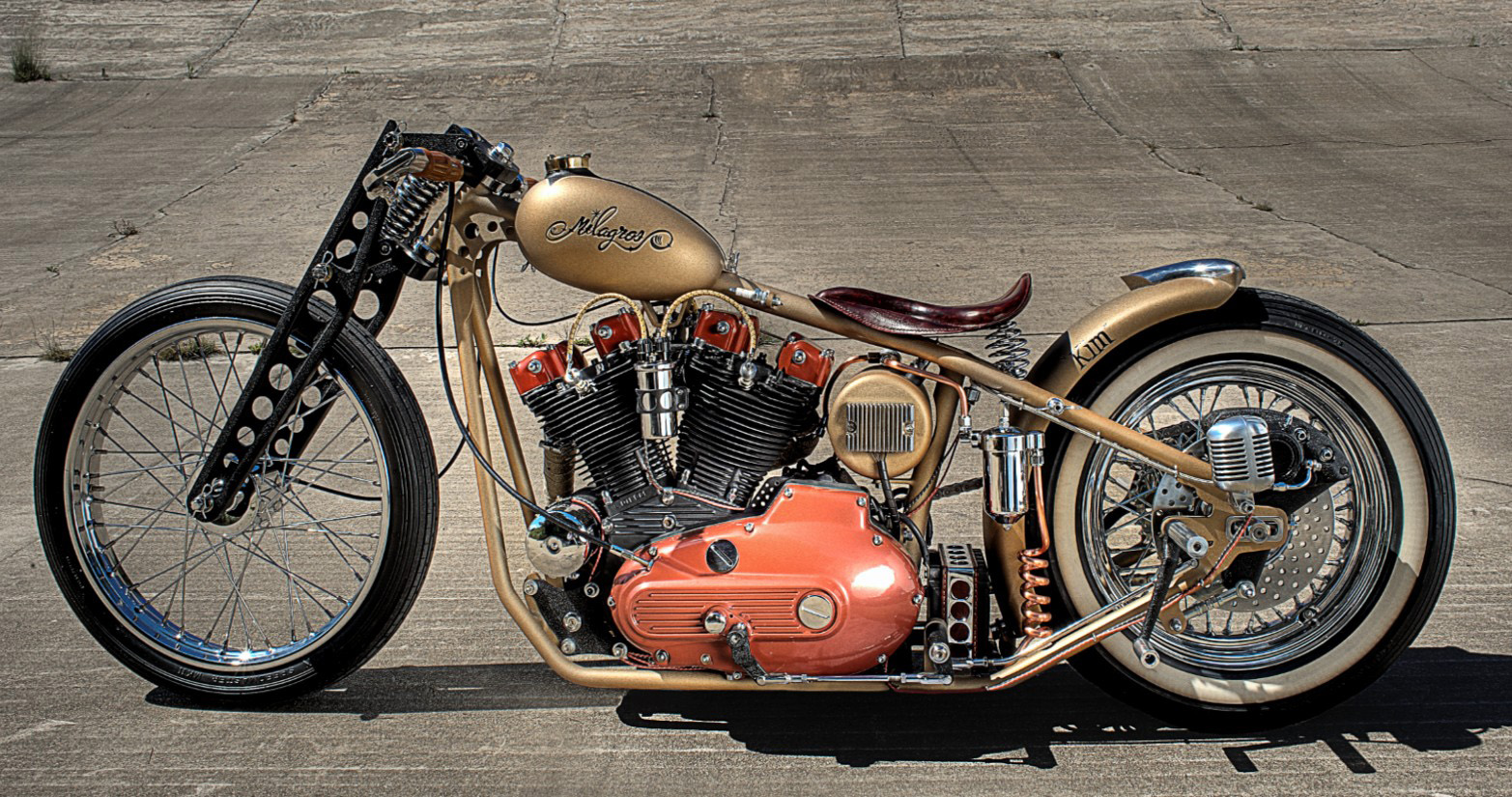 Moto diseñada desde 0 por Kim Menendez con piezas Harley Davidson